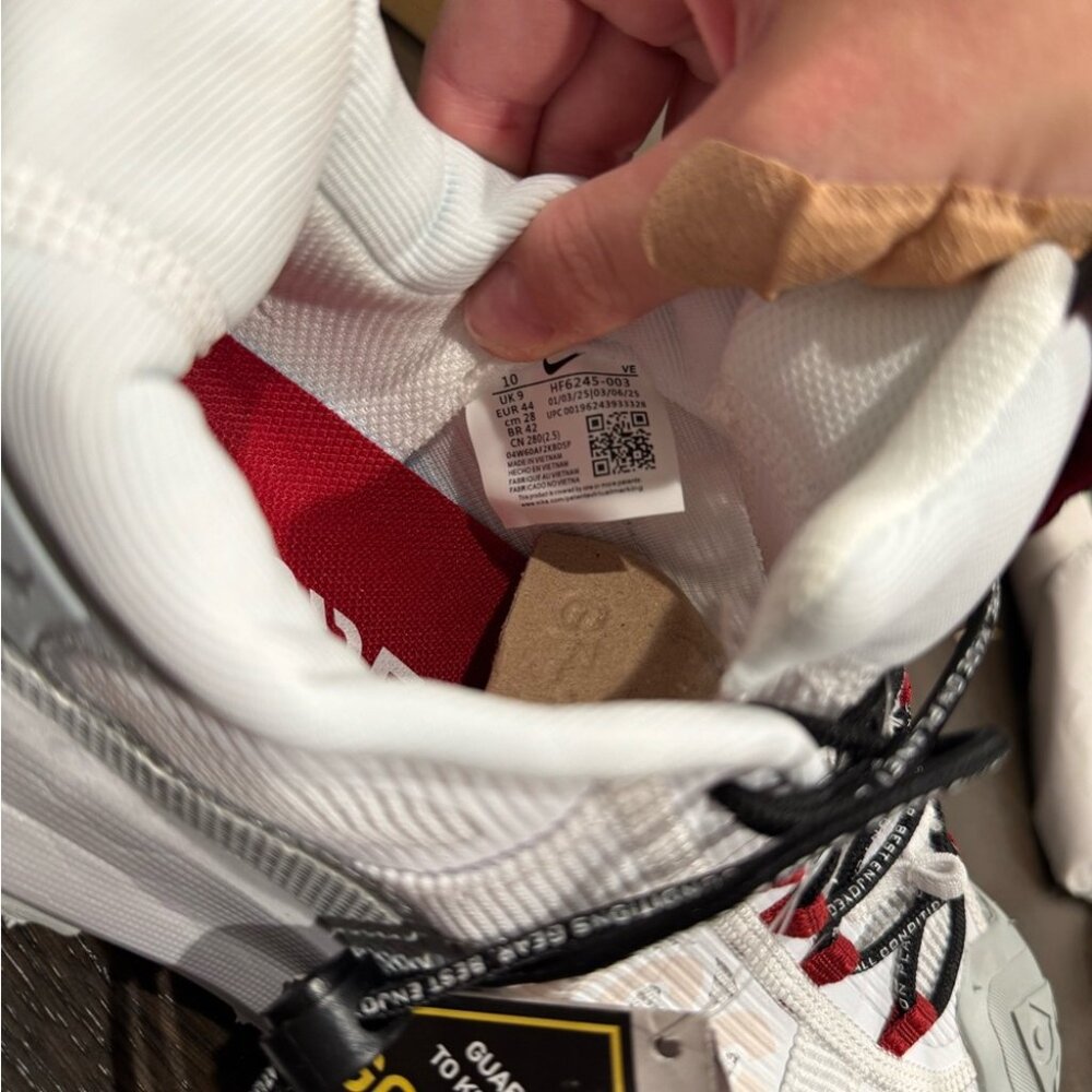 Nike ACG Gray and White Trail Sneakers - Picture 4 of 4